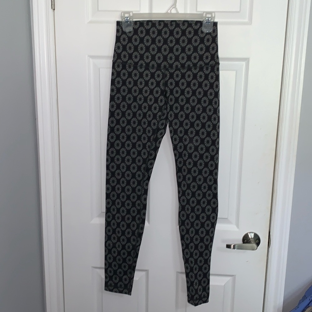 Lululemon black and grey patterned Leggings Sz 6